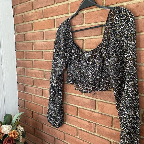 🌸Flowers for Days🌸 Black Floral Crop Top - Picture 5 of 5
